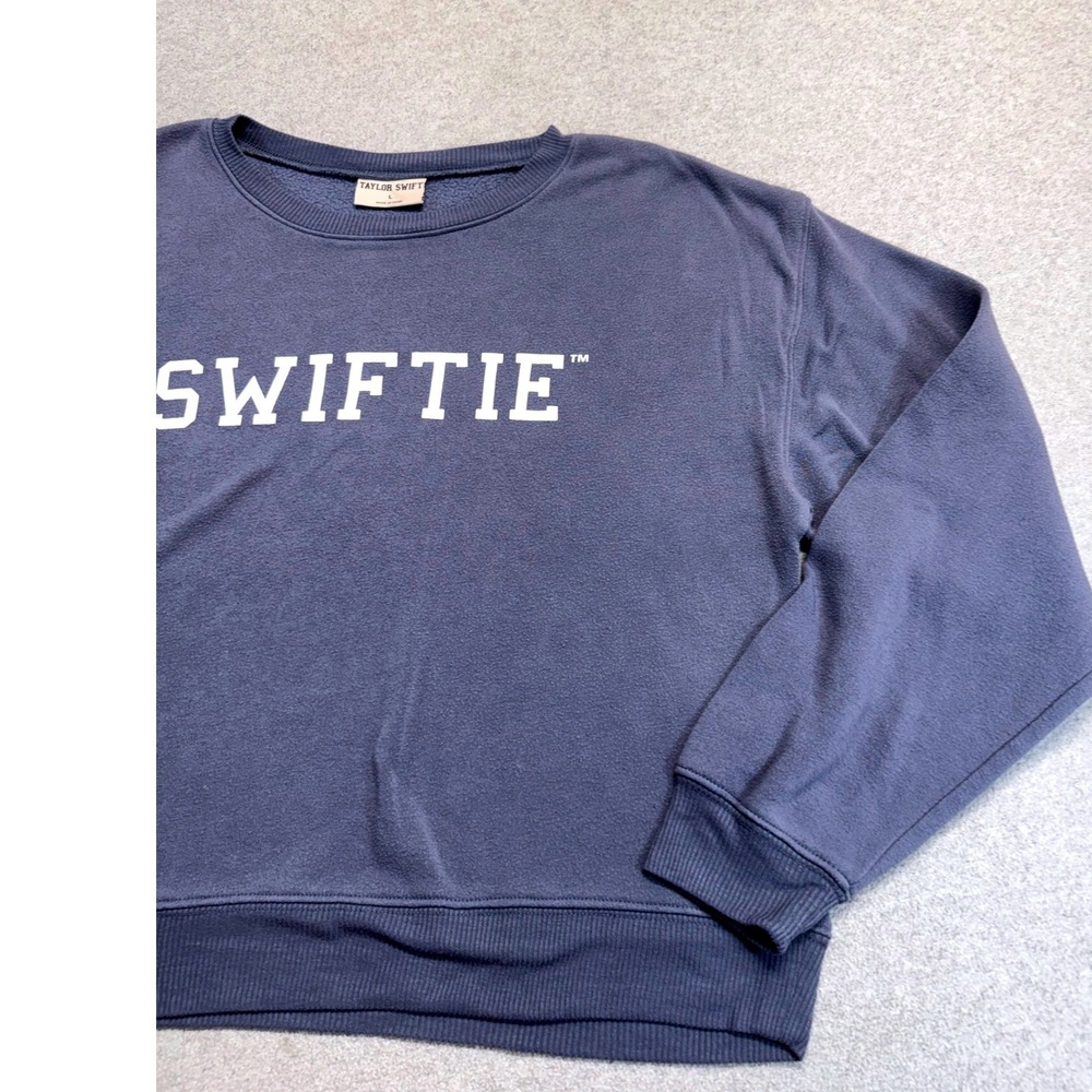 Taylor Swift Official SWIFTIE Cropped Sweatshirt Large Blue Gray Crewneck Comfy - Picture 3 of 8